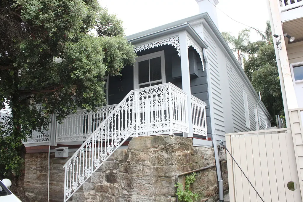 Sun-lit semi only moments to Balmain Village