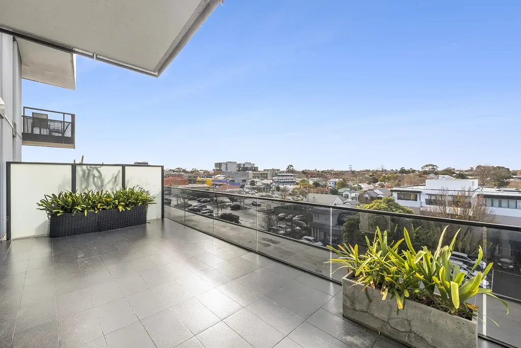 Oakleigh 1房 全景视野与优质 Oakleigh 生活 Panoramic Views & Premium Oakleigh Living