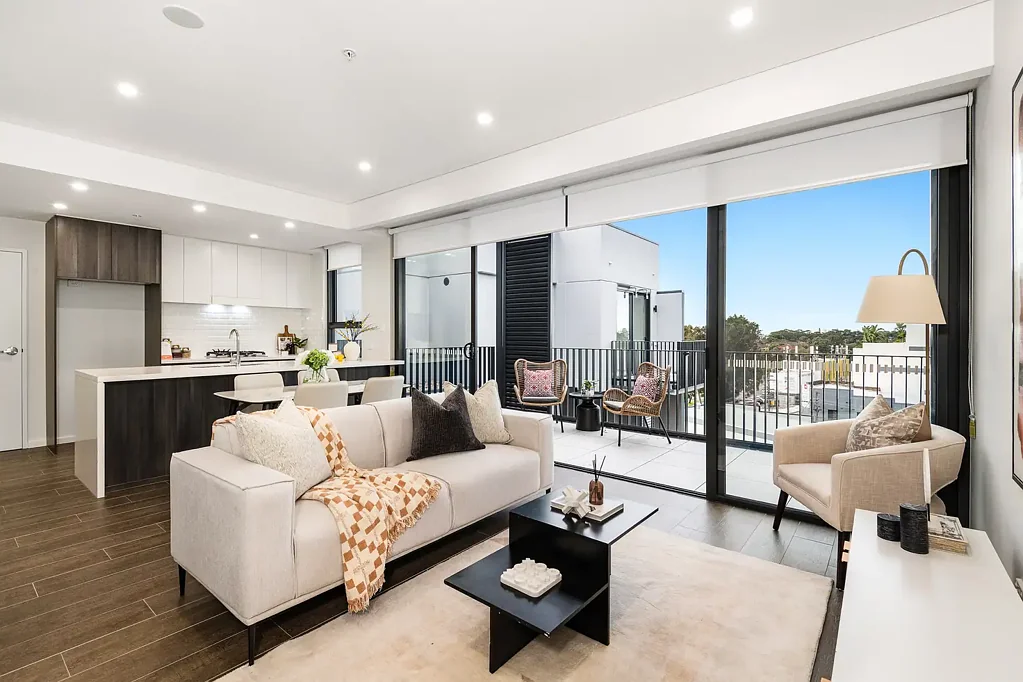 Roselands 2कमरा Sun Drenched New Dual-Level Apartment Impresses with Easy Sense of Style