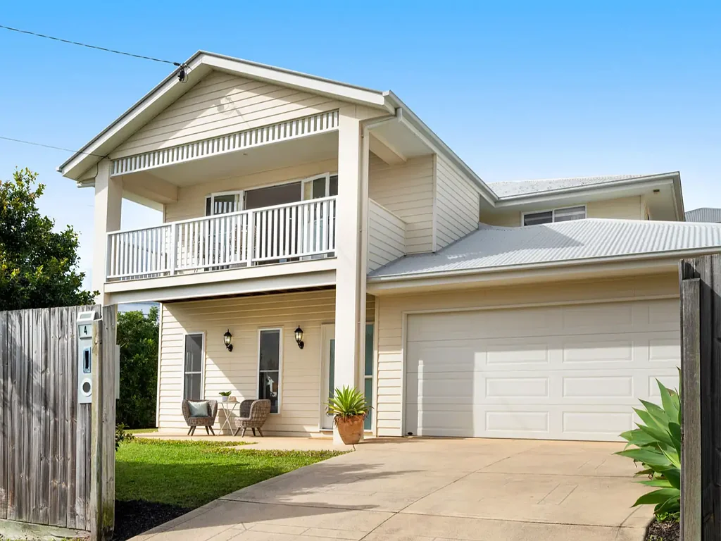 Morningside 5غرفة نوم 🏡 For Sale:  4 Pockley Street, Morningside QLD 4170
✨  Spacious Family Living in a Prime Location
