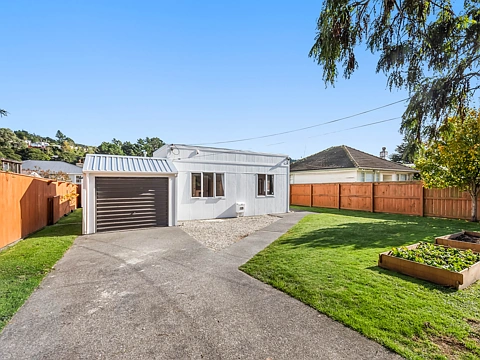Stokes Valley 2房  Charming two bedroom home with a private deck!