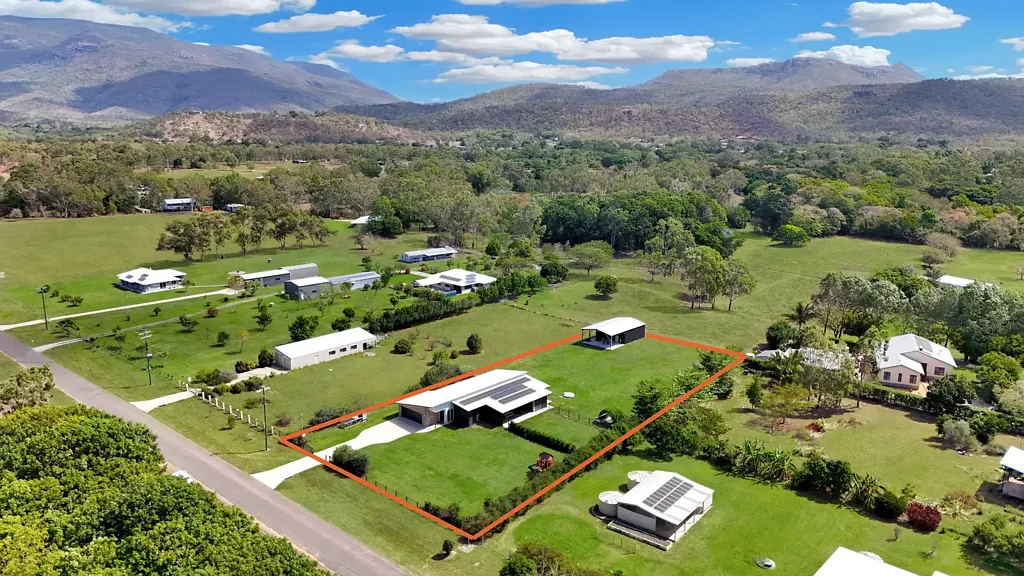 Alligator Creek 4房  Modern Luxury Home Meets the Ultimate in Acreage Living!