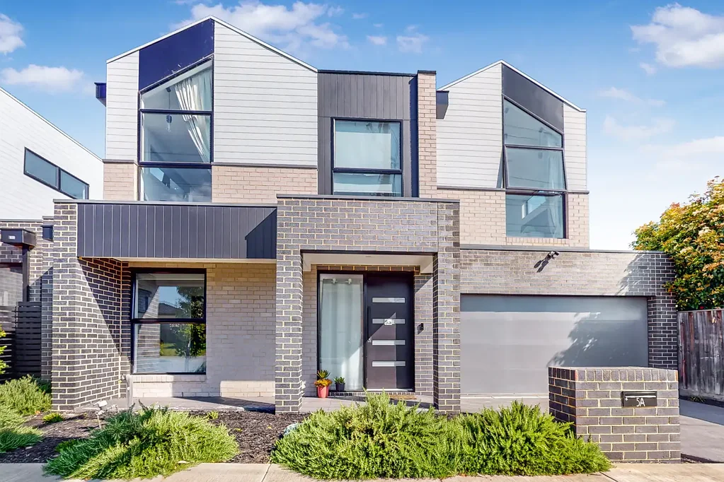 Creative Excellence. 6 Months lease only