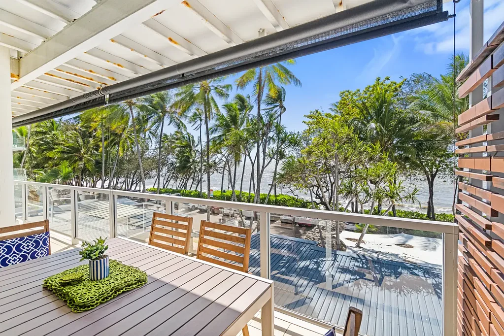 Palm Cove 2chambre Unbeatable price, motivated seller says sell this stylish beachfront retreat with expansive ocean outlook
