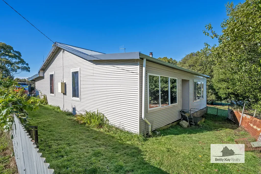 Trowutta 4房  2097 Trowutta Road – Country Character, Space & Potential