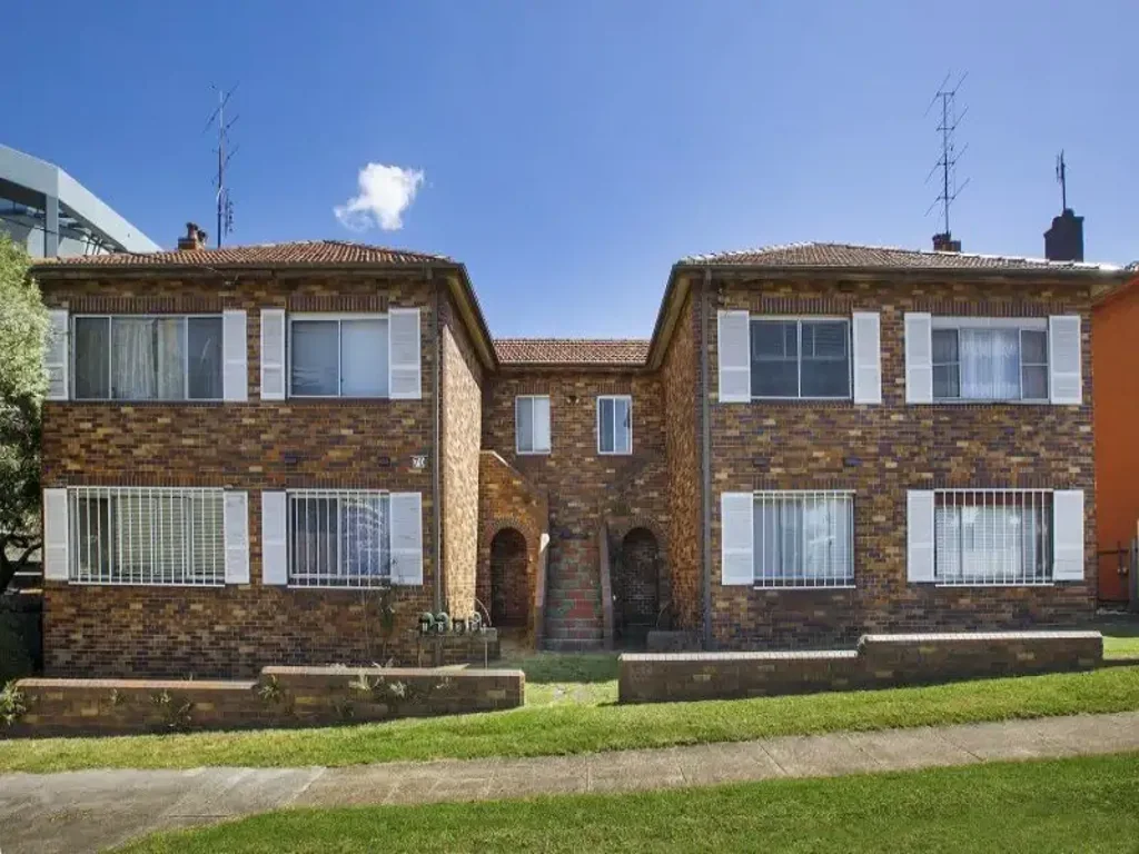 2 BEDROOM UNIT - WALK TO THE BEACH