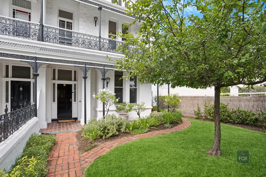 North Adelaide 4房  This classic Victorian terrace on one of North Adelaide's wide tree lined streets, delivers a compelling blend of period charm and modern comfort.