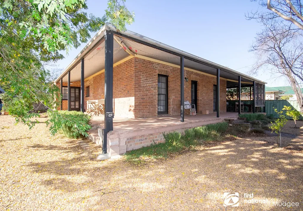 CHARMING CBD LIVING WITH SPACE AND CONVENIENCE