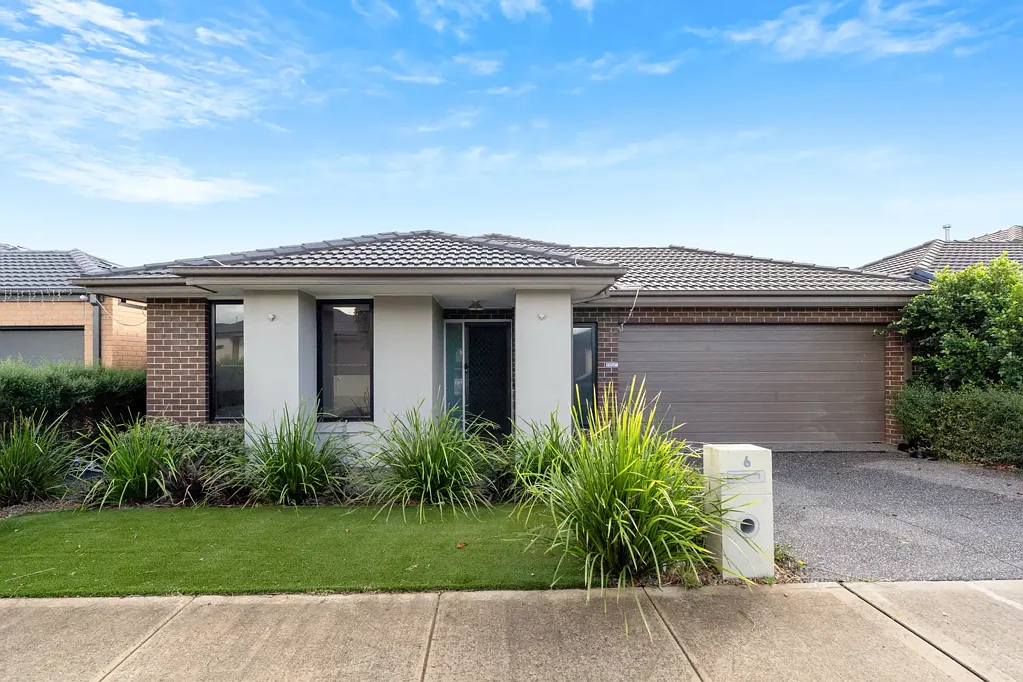 Donnybrook 4房 Donnybrae Estate 4卧带步入式衣帽间 独立客厅 开放式厨房 石制台面 高天花板 双车库 步行便利 Light-Filled Living in the Heart of Donnybrook