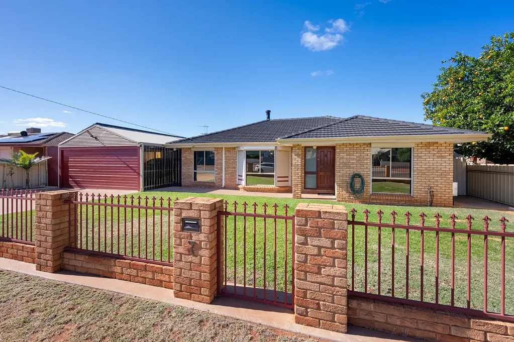 Kalgoorlie 4chambre Brick 4-Bedroom Home, That Ticks ALL Of The Boxes & Is Perfect For The Growing Family!