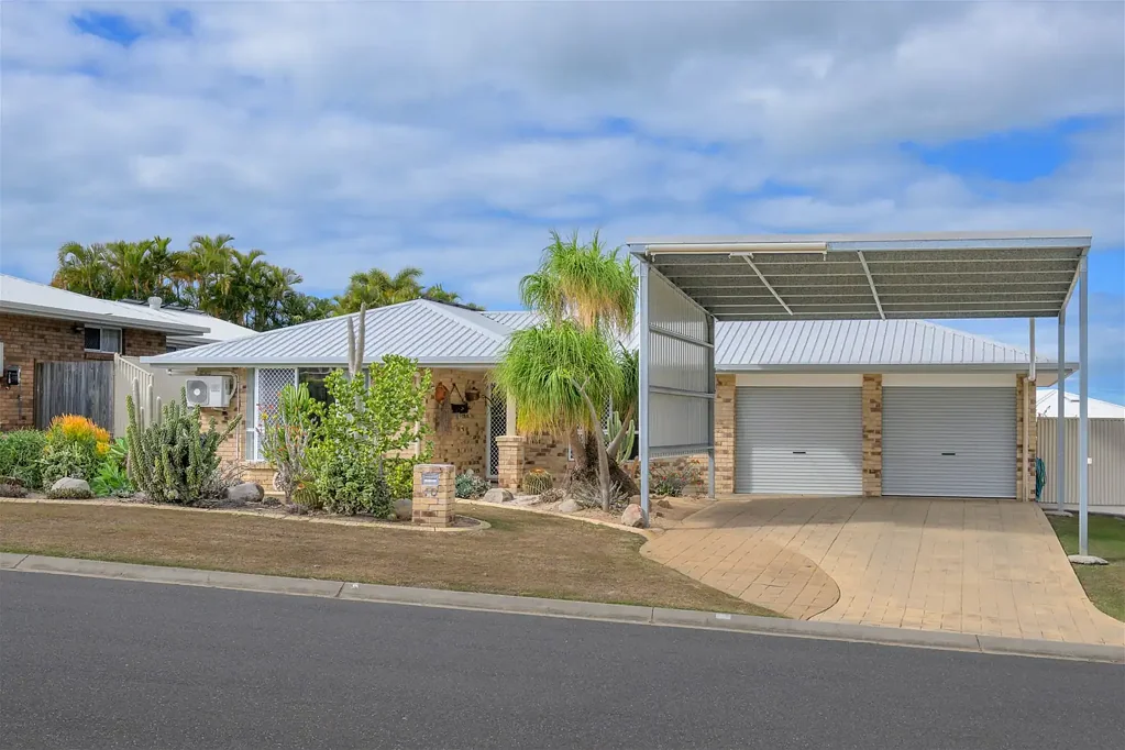 Boyne Island 3房  Extended Family Home With Gorgeous Pool, Huge Patio & Solar!