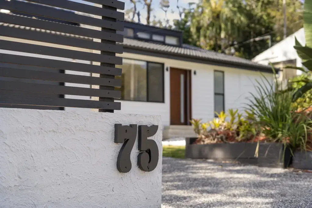 Kenmore 4બેડરૂમ Stylish Split-Level renovated home with Pool & Entertaining Retreat