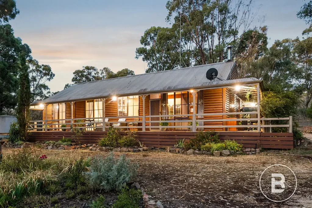 Heathcote 3房  RUSTIC COUNRTY CHARM ON A HUGE BLOCK IN HEATHCOTE.