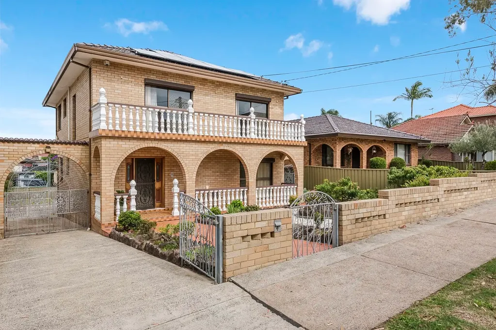 Earlwood 5房 Earlwood宁静林荫 5卧宽敞空间 传统内饰潜力 大型厨房后院 双车库便利 步行生活圈 Grand family residence in a highly sought-after Earlwood location