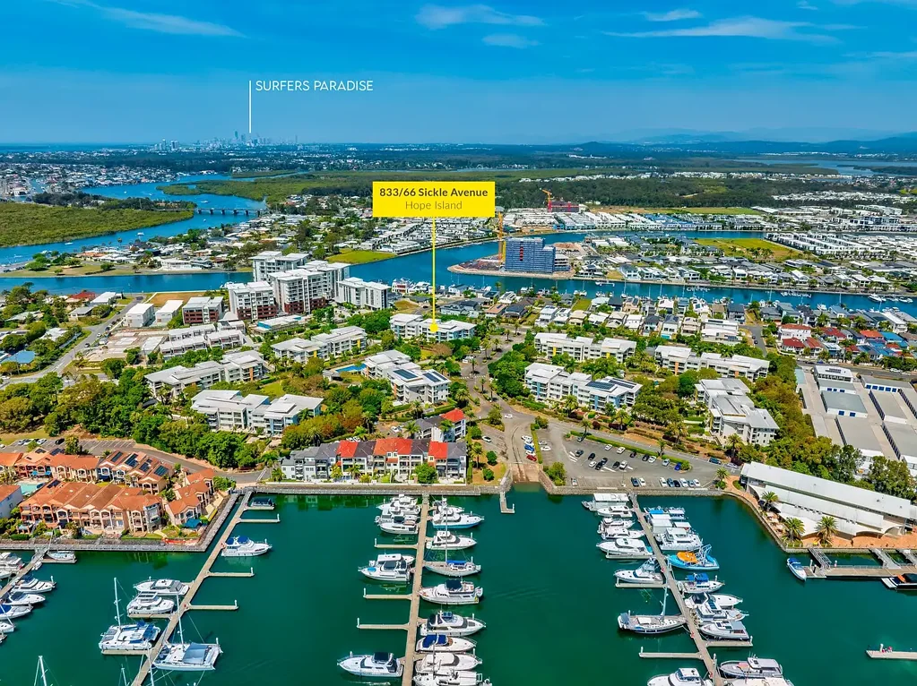 Hope Island 2房  Renovated Top-Floor Apartment in Waterfront Complex