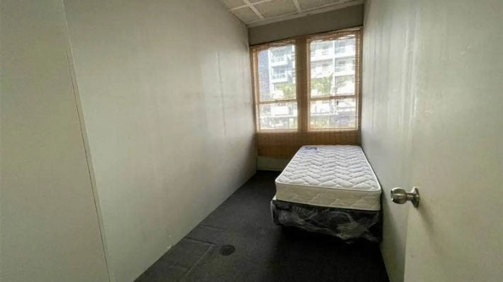 奥克兰CBD出租屋每周只需$180，屋况太差惹群嘲，你怎么看？