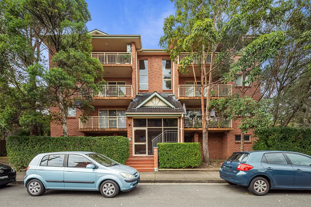 Mortdale 2房 宽敞两居室 公寓 开放式起居 阳台绿景 维护良厨房 宽敞卧室 独立浴缸 内部洗衣房 安全社区 步行便利 Oversized Apartment in the Heart of Mortdale