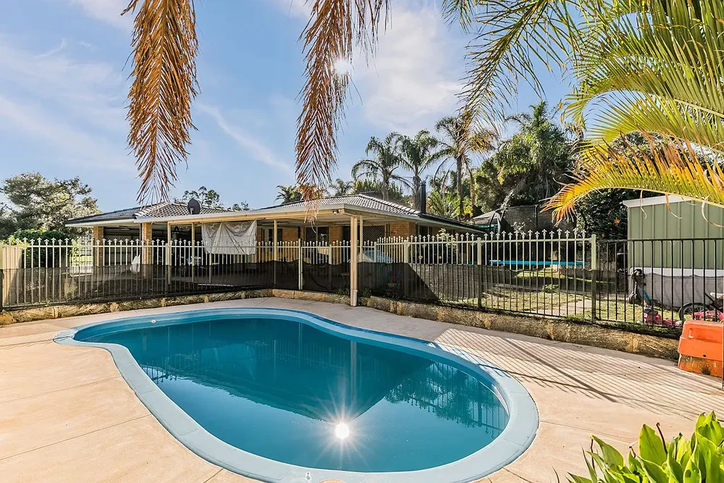 LARGE FAMILY HOME WITH POOL