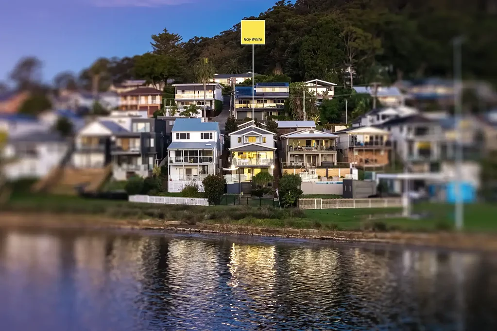 Saratoga 4ห้องนอน Saratoga's Hidden Gem | Waterfront Reserve Perfection