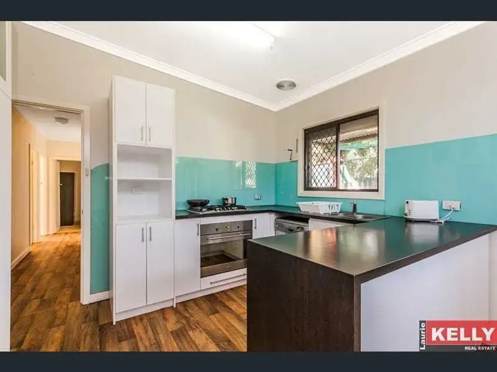 SPACIOUS FAMILY LIVING IN PRIME LOCATION!