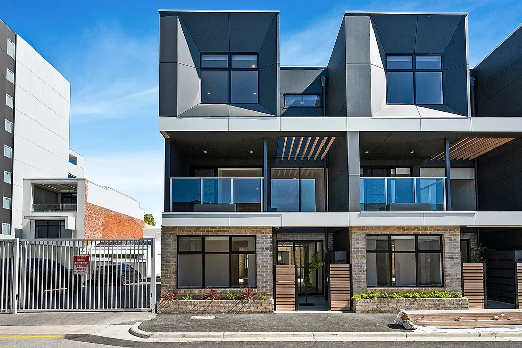 Adelaide 3બેડરૂમ Live in. Lease out. Invest for tomorrow. A stylish inner-city townhouse offering flexibility, lifestyle and income.