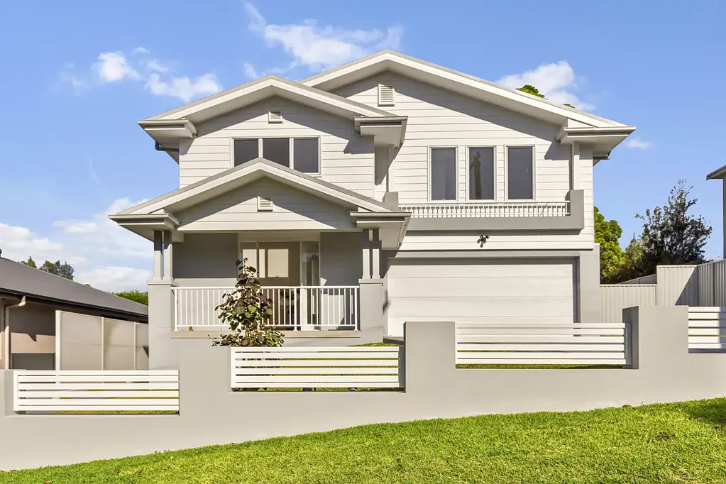 Frenchs Forest 6房 现代装修宽敞  设计师厨房带岛台  全年户外休闲  超大主卧带步入式衣帽间  独立附属住宅 双收入潜力  宁静家庭街道 Brand New Build With Self Contained Granny Flat