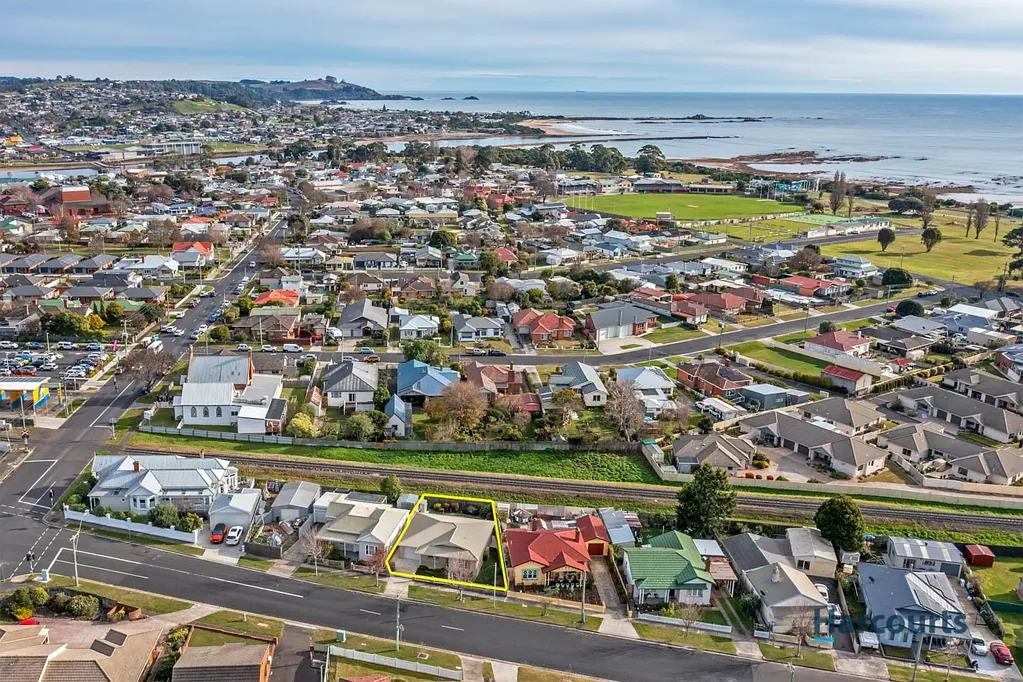 Ulverstone 2 Bedroom When location is EVERYTHING!!