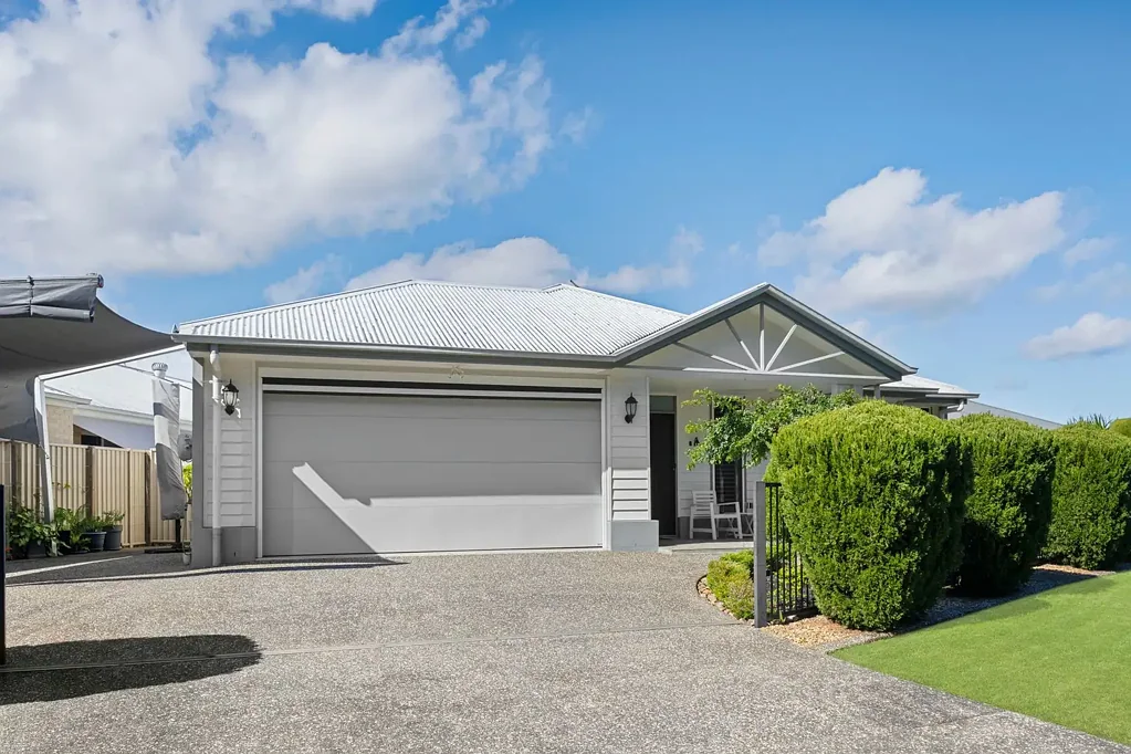 Redland Bay 4 Slaapkamer Fiteni quality meets an unbeatable position opposite the reserve.
