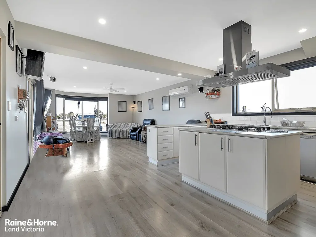 Lara 2 Slaapkamer Strategic 2.4ha Investment in Northern Geelong Growth Corridor!!