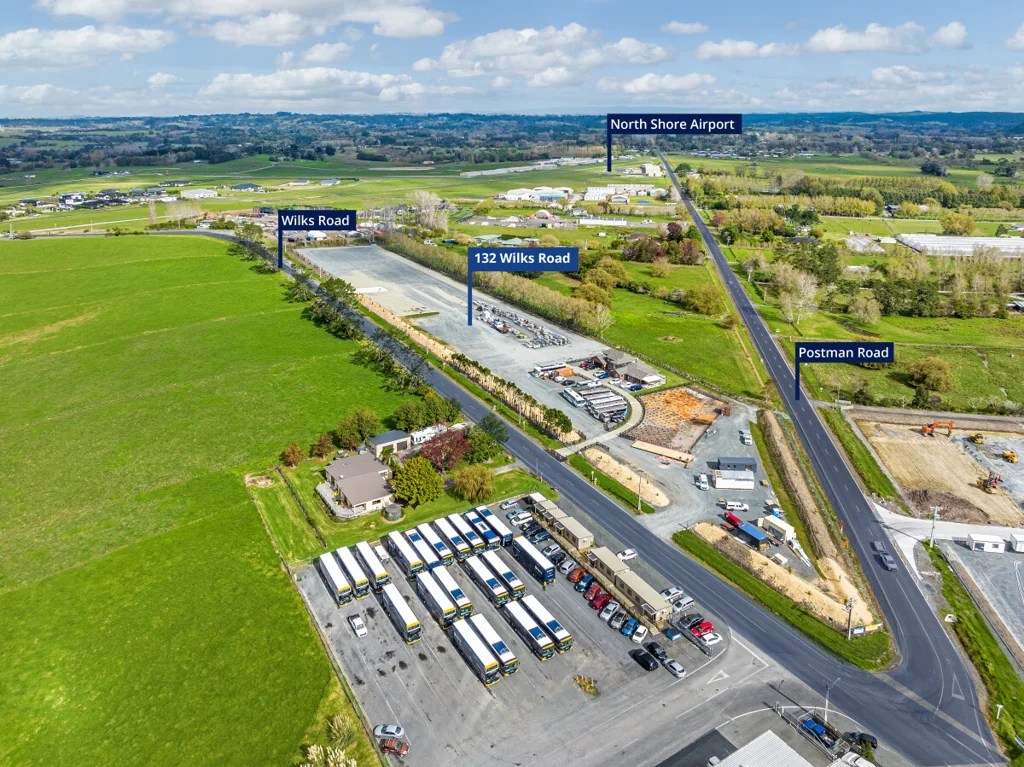 Dairy Flat Fenced, metalled yard - Dairy Flat