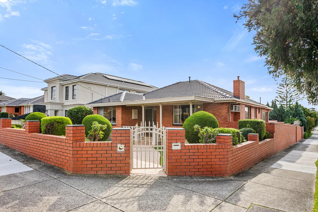 Burwood East 3房 经典装修 570平米转角地 Bosch厨电 双车库 便捷交通 优质学区 私家院子 Prestigious Corner Residence with Outstanding Convenience And Endless Potential