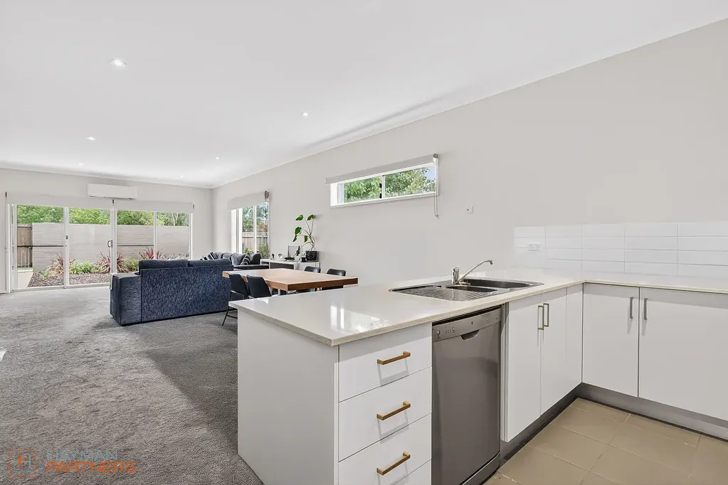 Chifley 2침실 Light-Filled Corner Townhouse with Expansive Courtyard & Leafy Outlook