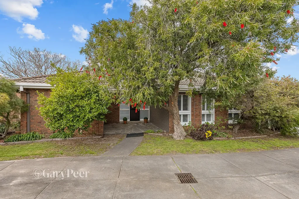 Carnegie 3 Bedroom Stylish, spacious single level & exceptionally convenient
