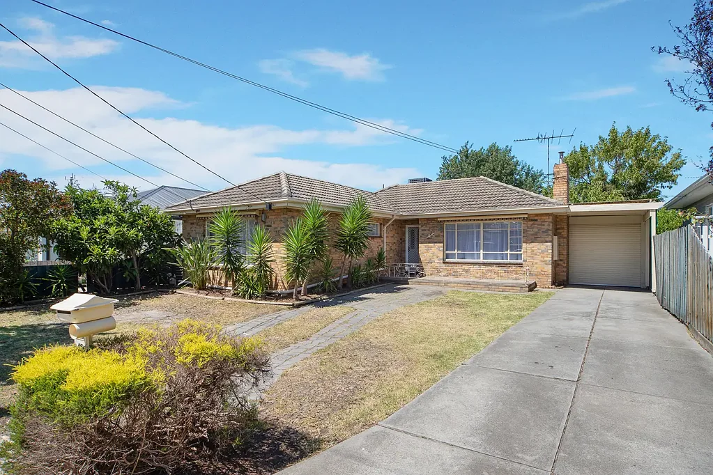 Altona North 4Phòng ngủ Spacious Family Living with Future Development Potential