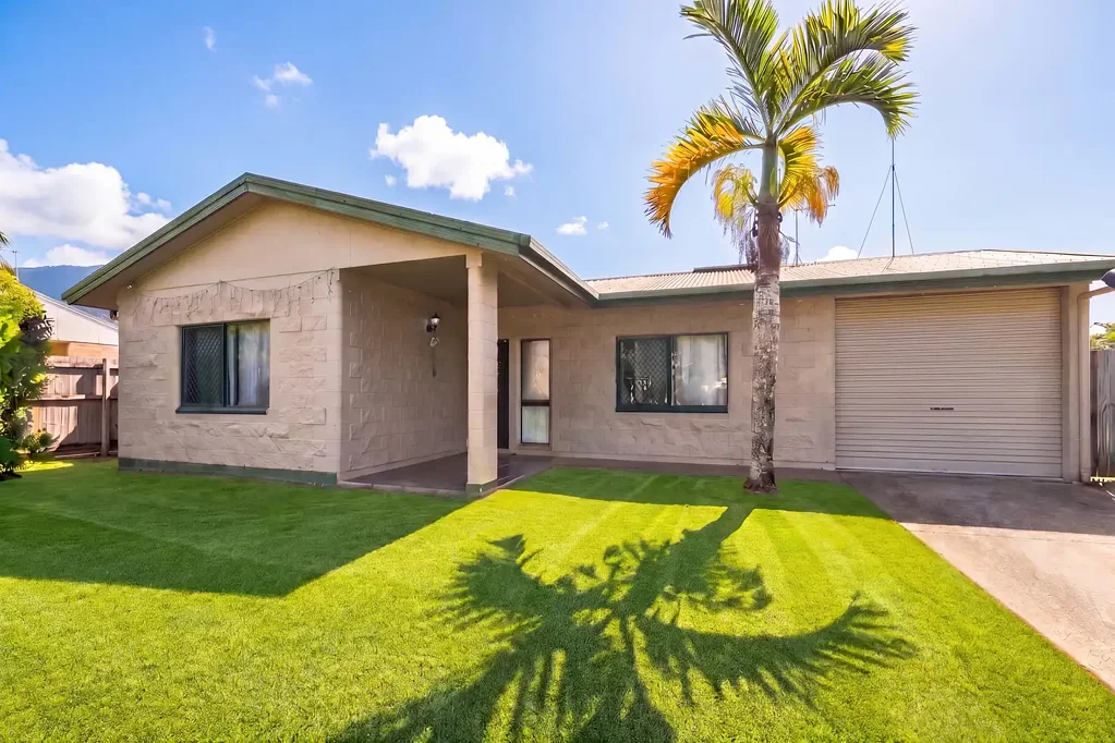 Edmonton 3ਬੈੱਡਰੂਮ Flat Block, Side Access & Packed With Potential