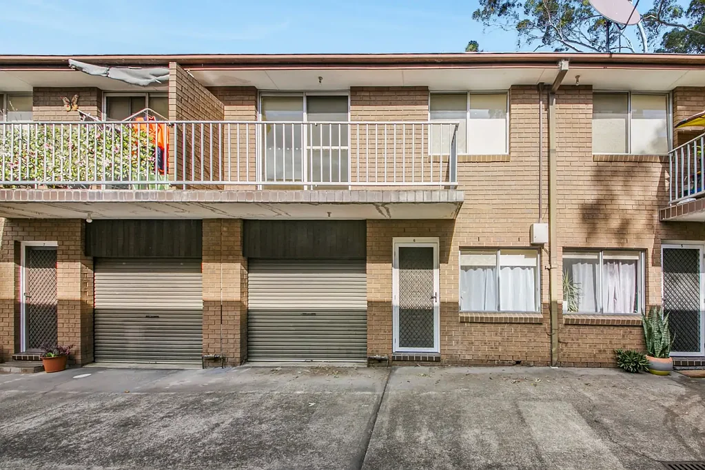 FRESHLY PAINTED 2 BEDROOM TOWNHOUSE