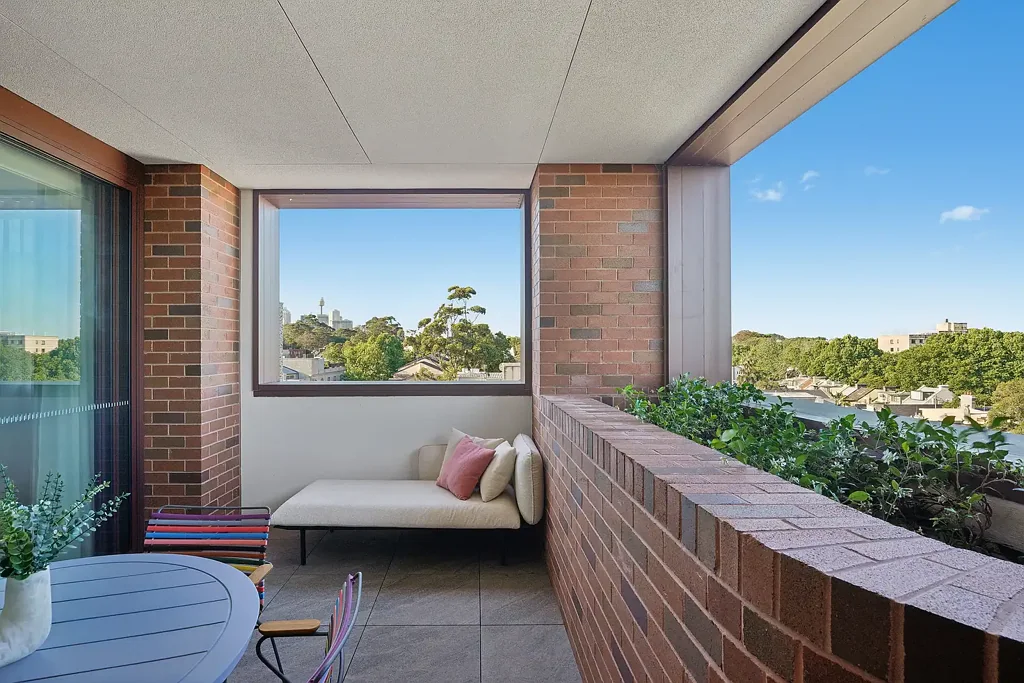 Redfern 3房 Surry Hills核心地段 三卧带阳台 Siemens厨电 主卧雨淋浴 城市绿洲奢居 A Sky-High Sub Penthouse Sanctuary in Surry Hill's Most Stylish Precinct