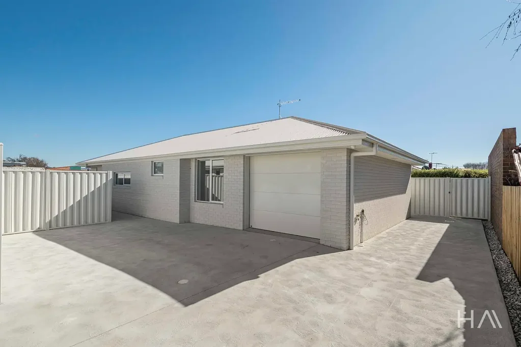Mowbray 3ਬੈੱਡਰੂਮ Brand-New & Low-Maintenance – Take Your Pick of Two Quality Units!