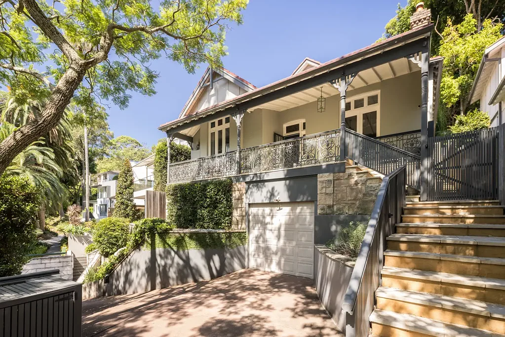 Mosman 4房 壮丽街景联排 别墅阳光满溢 Miele电器厨房 北向采光极佳 硬木地板全屋 硬石壁炉多间 步行便利码头 商店咖啡近邻 Graceful Federation Home Elevated Above Reid Park