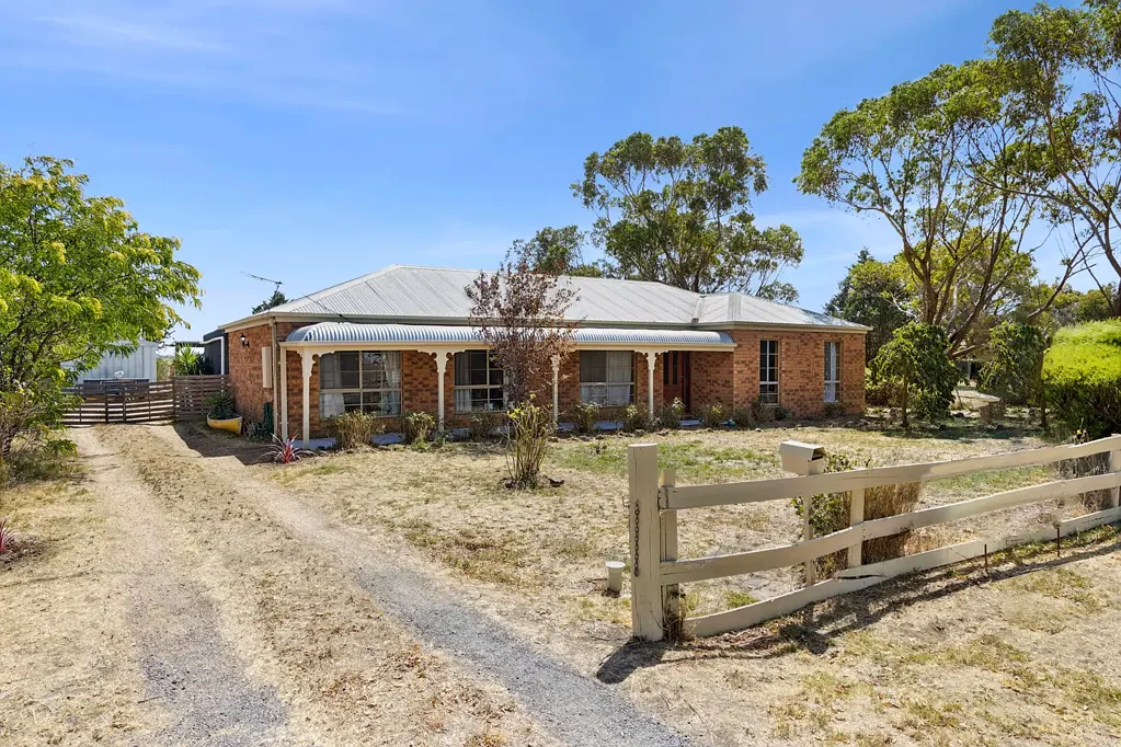 Clunes 3બેડરૂમ Ideal first home or investment set on 2345sqm