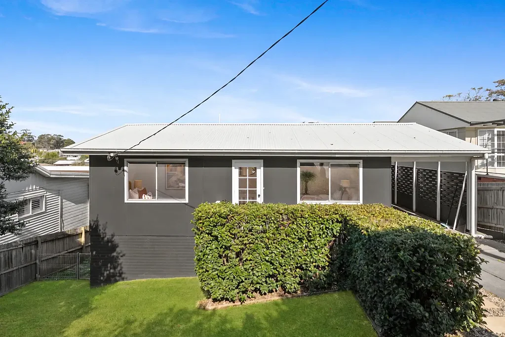 Wamberal 4房  Charming Coastal Cottage with Ocean Views & CDC-Approved Duplex Potential