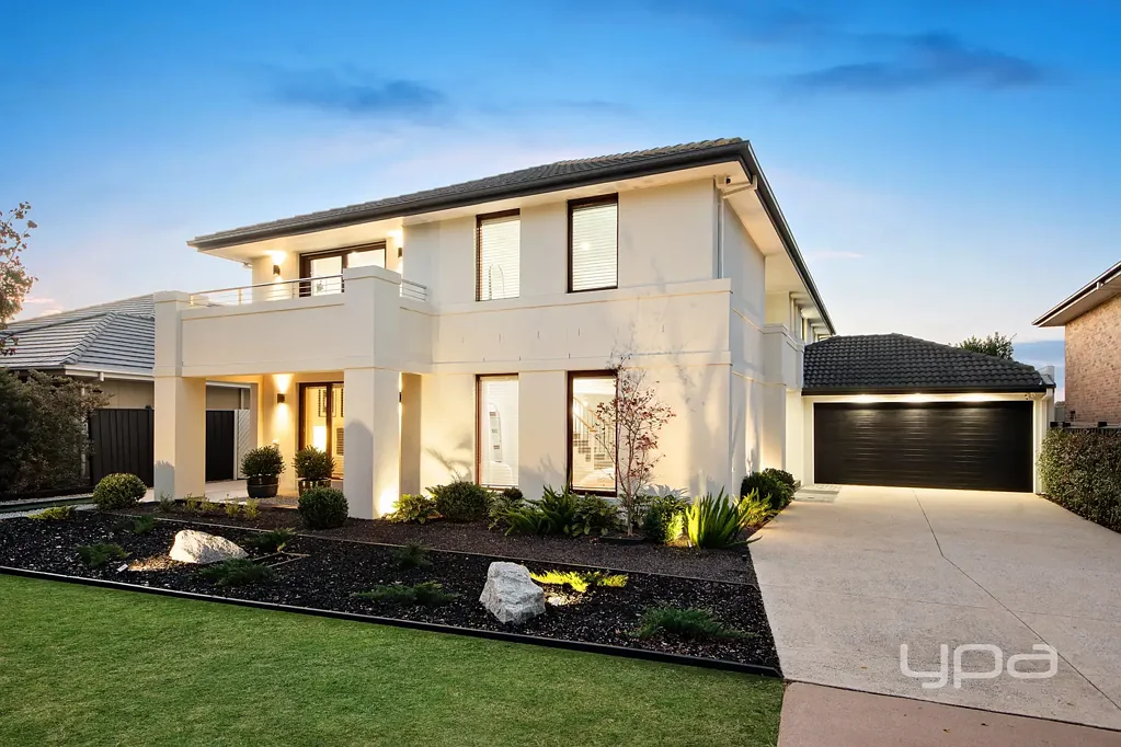 Point Cook 5ห้องนอน LUXURY RESIDENCE WITH GOLF COURSE VIEWS