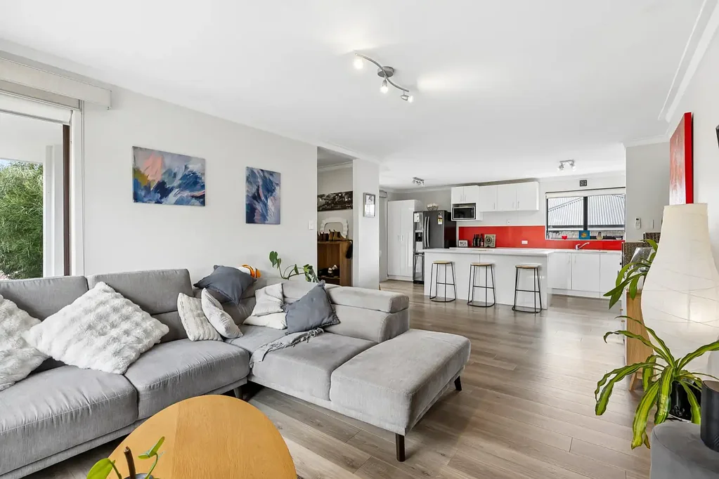 Greenwood 3कमरा GREAT HOME TO BREAK INTO THE MARKET