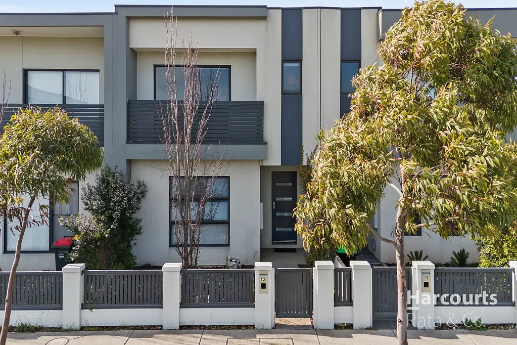 Townhouse In the Heart of Mickleham!