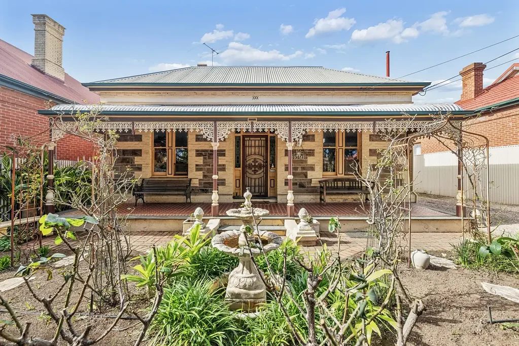 West Hindmarsh 3कमरा Stone Fronted Character Home – 5 Main Rooms - 688m2 Allotment – Built in 1918