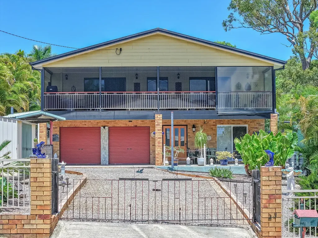 Russell Island 3 Bedroom Rare Large Family Home
