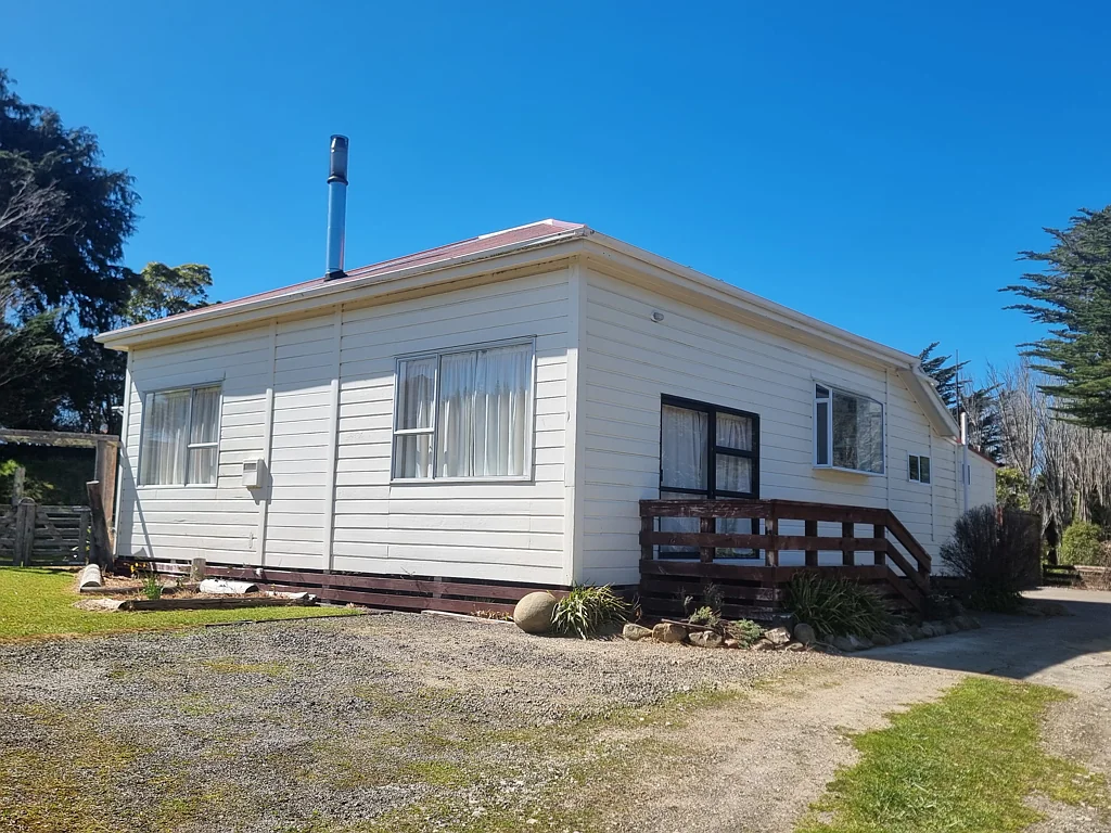 Pongaroa 3房  Bush Views and Village Living!!