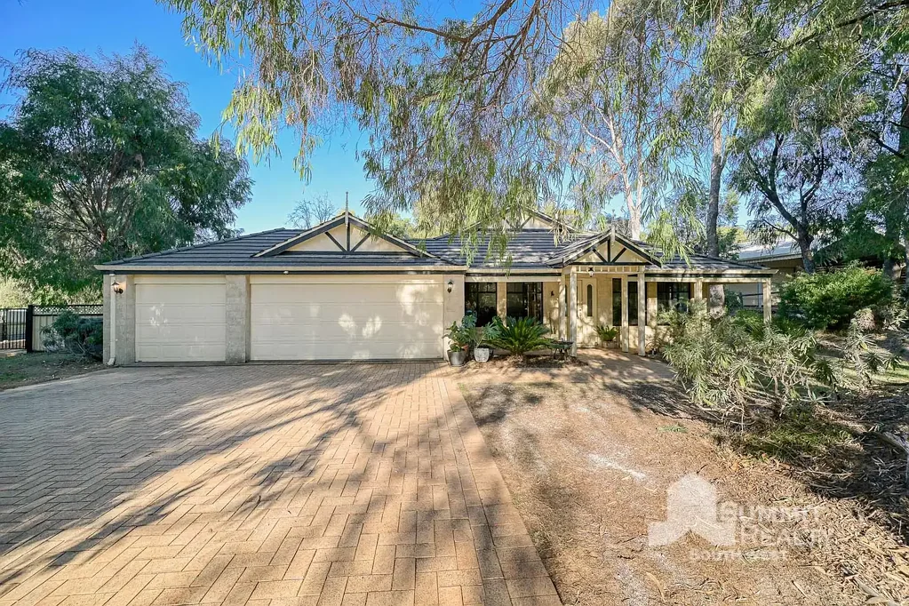 Dalyellup 4房  Spacious Dalyellup Home Tucked Away in a Peaceful Setting