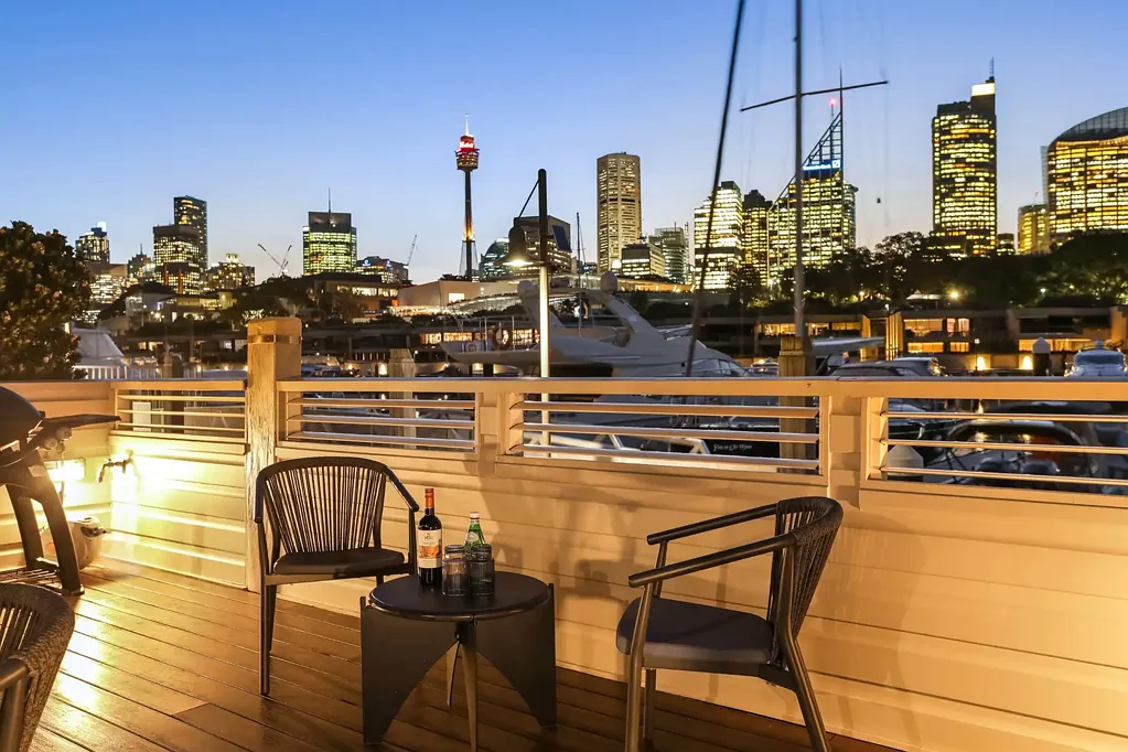 Woolloomooloo 2房 城市心脏定制豪华 遗产码头旁 宽敞阳光甲板 尽享城市天际线 Luxurious Finger Wharf apartment  with on-site parking