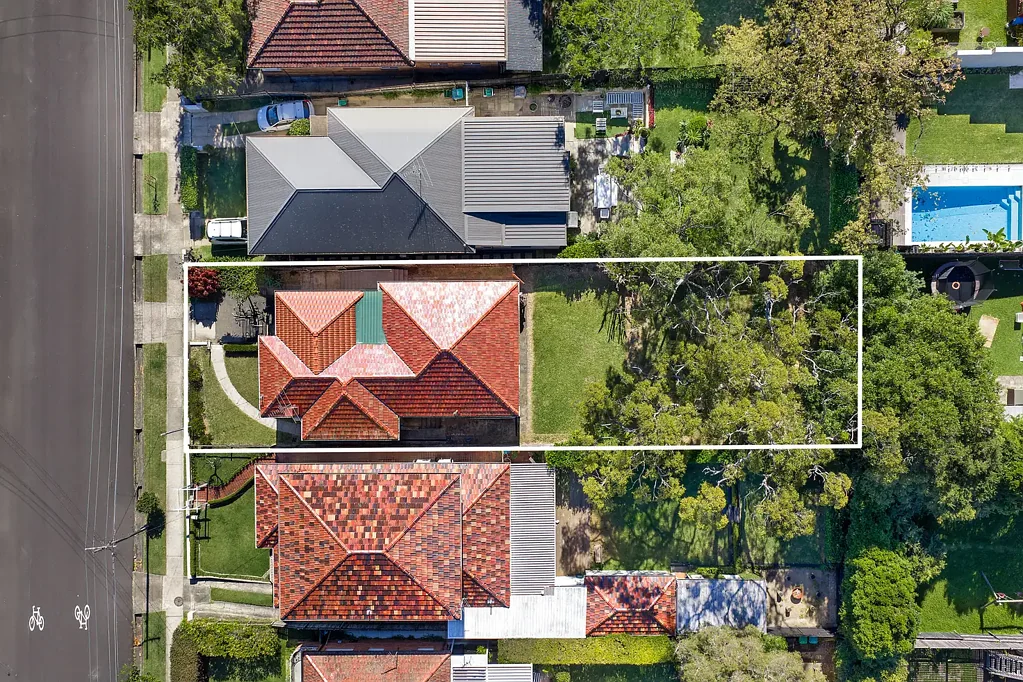 Balgowlah 3房 542平米实心砖房 东向阳光后院 优质学区房 步行商圈海滩 无限更新空间 便捷公交快线 宁静社区奢居 Classic family home with endless possibilities